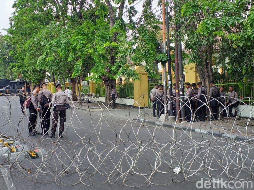 Jalan Depan PN Surabaya Ditutup Jelang Sidang Vonis Gus Nur Jalan Depan PN Surabaya Ditutup Jelang Sidang Vonis Gus Nur
