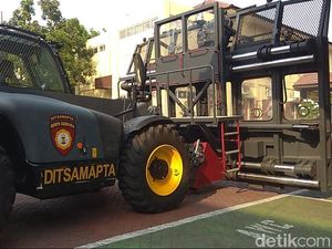 Polisi Surabaya Siapkan Mobil Penghalau Massa Jelang Pelantikan Jokowi