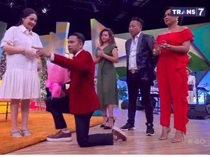 5 Tahun Pernikahan, Raffi Beri Bunga ke Nagita Sambil Berlutut
