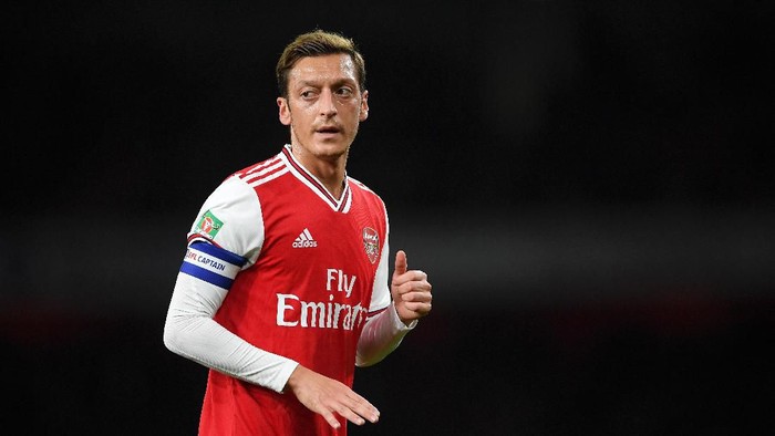 LONDON, ENGLAND - SEPTEMBER 24: Mesut Ozil of Arsenal looks on during the Carabao Cup Third Round match between Arsenal and Nottingham Forest at Emirates Stadium on September 24, 2019 in London, England. (Photo by Laurence Griffiths/Getty Images)