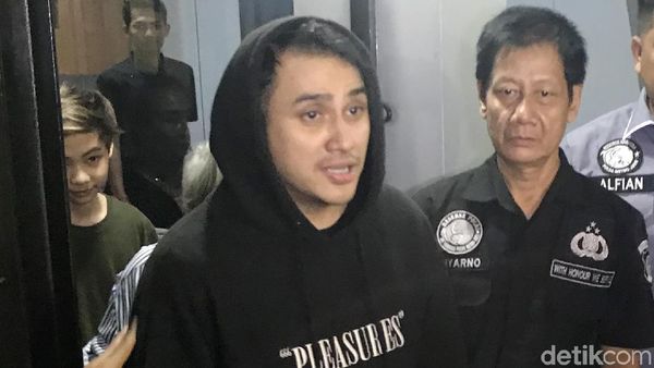 Penampakan Perdana Vicky Nitinegoro saat Tinggalkan Polda