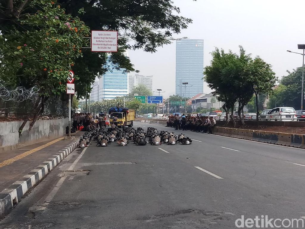 Lalin Ditutup, Polisi Berjaga di Depan DPR Antisipasi Demo Lalin Ditutup, Polisi Berjaga di Depan DPR Antisipasi Demo