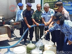 Ratusan Warga Kota Kediri Dapat Dropping Air Bersih Dampak Kemarau