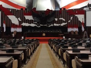 Jelang Pelantikan Jokowi, Gedung DPR Bersolek Merah-Putih