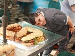 Berkat Kepolosannya Saat Ulas Makanan, Blogger 12 Tahun Ini Viral