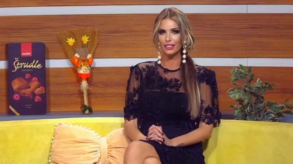 Bosan Isolasi Diri, Mantan Model Playboy Jual Foto Seksi Rp 833 Ribu