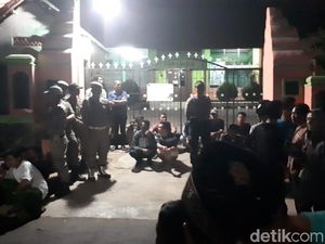 Segel SMPN 1 Mancak Serang Dibuka, Ahli Waris Diamankan Polisi Segel SMPN 1 Mancak Serang Dibuka, Ahli Waris Diamankan Polisi
