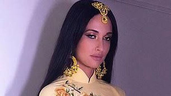 Gaya Seksi Penyanyi yang Dihujat karena Pakai Baju Vietnam Tanpa Celana