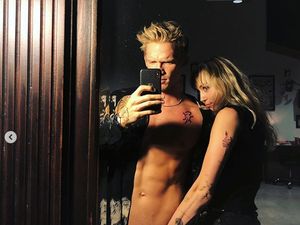 Duh, Tangan Miley Cyrus Bikin Netizen Salfok Duh, Tangan Miley Cyrus Bikin Netizen Salfok