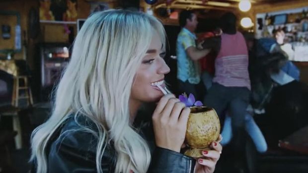 Katy Perry Bersantai di Video Musik 'Harleys in Hawaii'