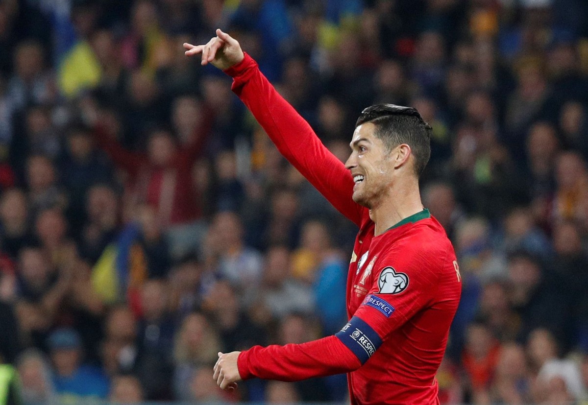 Cristiano Ronaldo sudah mencetak 700 gol sepanjang kariernya (REUTERS/Valentyn Ogirenko)