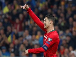 Ronaldo Bagi-bagi Sepatu ke Timnas Wanita Portugal U-17