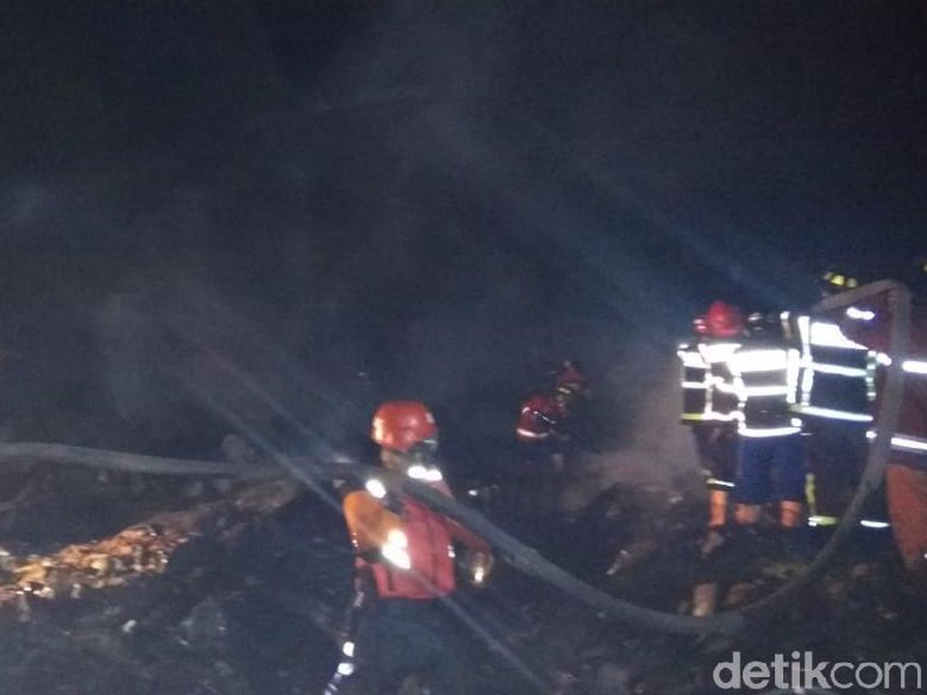 Kebakaran Pasar Mungkid Magelang Berhasil Dipadamkan Kebakaran Pasar Mungkid Magelang Berhasil Dipadamkan