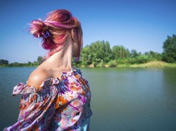 Berendam di Bath Bomb, Seorang Wanita Syok Rambutnya Jadi Pink Permanen