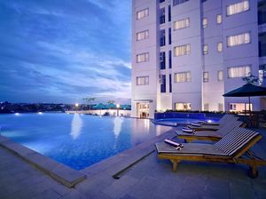 Berenang Sambil Lihat Pemandangan Pantai Utara Jakarta dari Atas Berenang Sambil Lihat Pemandangan Pantai Utara Jakarta dari Atas