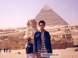 Gaya Lawas UAS di Depan Piramida