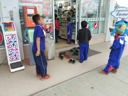 Viral! Aksi Polos Anak-anak Desa Lepas Sepatu Sebelum Masuk Mini Market