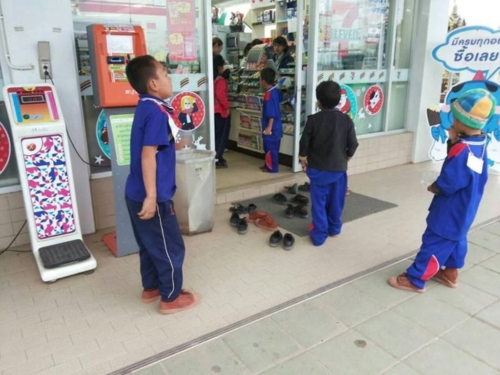 Viral! Aksi Polos Anak-anak Desa Lepas Sepatu Sebelum Masuk Mini Market Viral! Aksi Polos Anak-anak Desa Lepas Sepatu Sebelum Masuk Mini Market