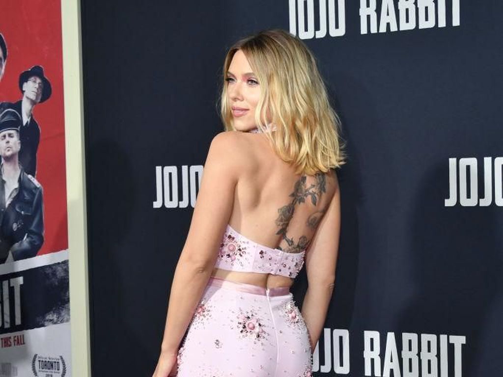 Gaya Seksi Scarlett Johansson Pamer Tato di Premier Jojo Rabbit Gaya Seksi Scarlett Johansson Pamer Tato di Premier Jojo Rabbit
