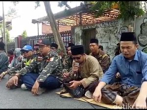 Sidang Ditunda, Kubu NU Sempat Istigasah dan Pendukung Gus Nur Orasi