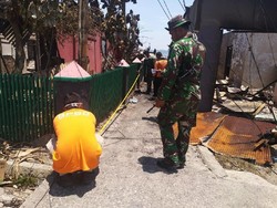 Tetap Siaga, Prajurit TNI Bersih-bersih Usai Rusuh di Pelabuhan Penajam