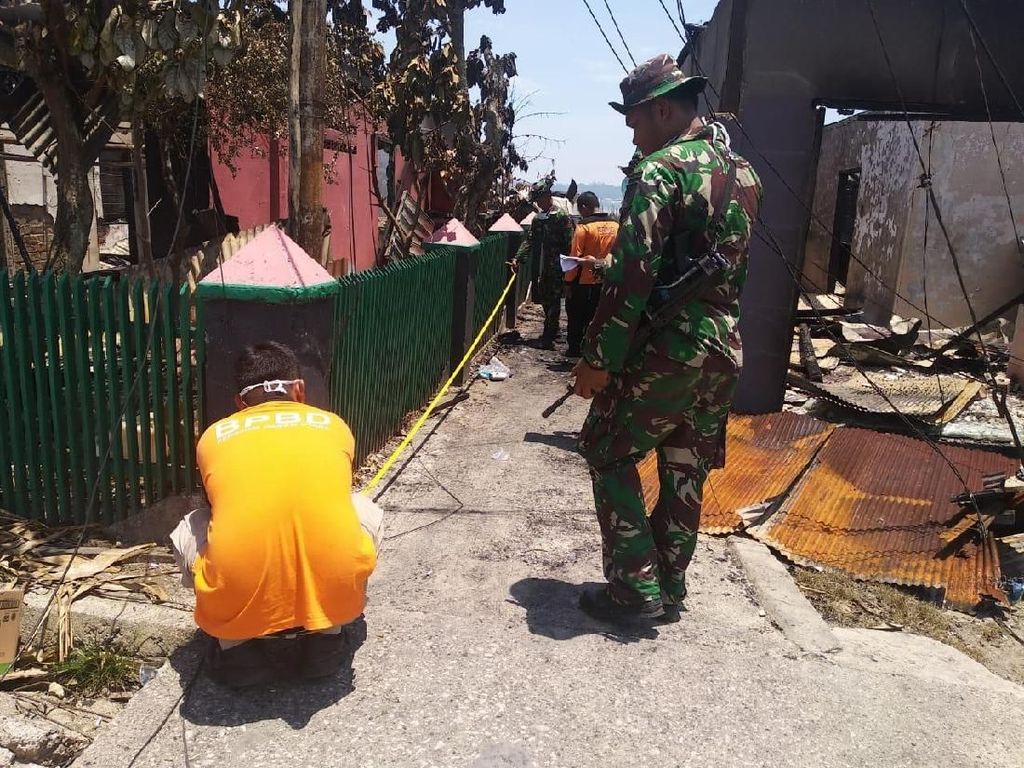 Tetap Siaga, Prajurit TNI Bersih-bersih Usai Rusuh di Pelabuhan Penajam Tetap Siaga, Prajurit TNI Bersih-bersih Usai Rusuh di Pelabuhan Penajam