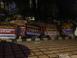 Karangan Bunga Selamat Ulang Tahun untuk Prabowo Berjejer di Kertanegara