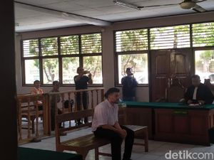 Bule yang Tendang Kungfu Pemotor di Kuta Diadili Bule yang Tendang Kungfu Pemotor di Kuta Diadili