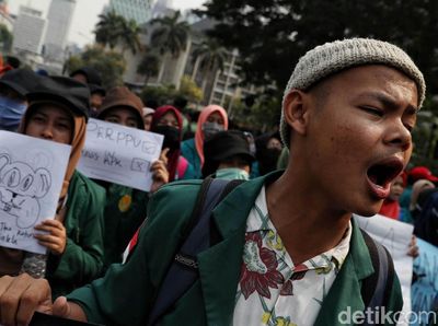Massa BEM SI Menyemut di Patung Kuda