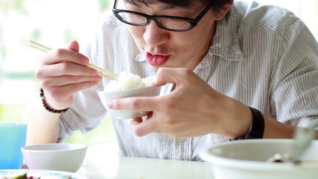 Makan nasi putih