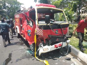 Ngerem Dadakan Hindari Anak Sekolah Nyeberang, 2 Mobil PMK Tabrakan