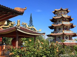 Vihara Bernuansa Papua di Sorong Ini Asyik untuk Lihat Sunset