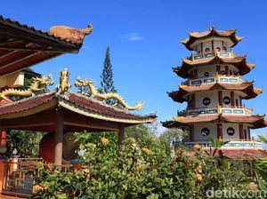 Vihara Bernuansa Papua di Sorong Ini Asyik untuk Lihat Sunset Vihara Bernuansa Papua di Sorong Ini Asyik untuk Lihat Sunset