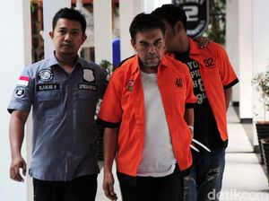 Sutradara Amir Mirza Gumay Berbaju Tahanan Gegara Sabu Sutradara Amir Mirza Gumay Berbaju Tahanan Gegara Sabu