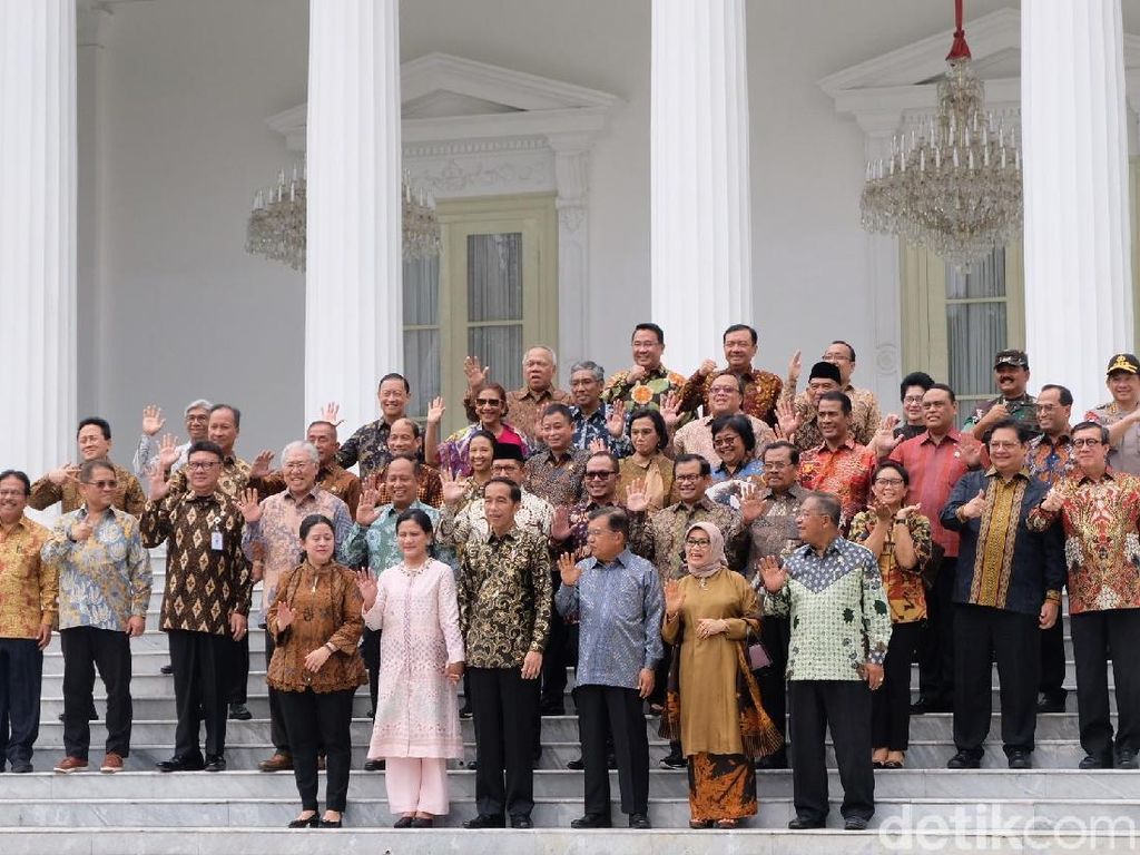 Perpisahan Kabinet Kerja Jilid I, Jokowi-JK Foto Bareng Menteri di Istana