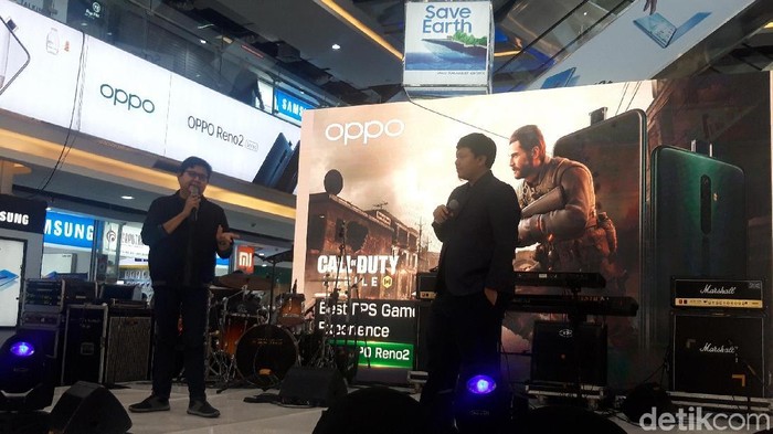 Aryo Meidianto menjelaskan Oppo Reno2 F (Hilda Meilisa Rinanda/detikcom) Aryo Meidianto menjelaskan Oppo Reno2 F (Hilda Meilisa Rinanda/detikcom)