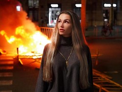 Posting Foto Cantik di Tengah Kerusuhan, Selebgram Dikritik Netizen