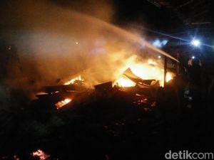 Kebakaran Melanda Pasar di Banyumas, 4 Unit Damkar Dikerahkan