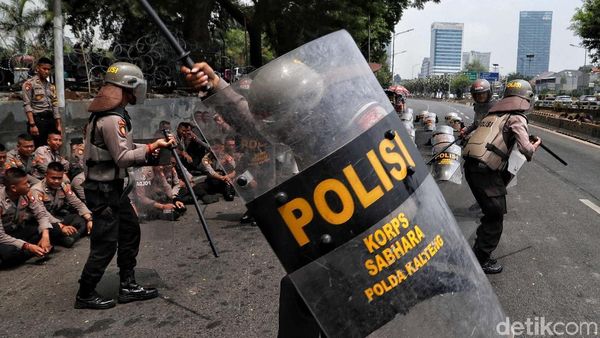 Aksi Personel Polisi Saat Jaga Gedung DPR