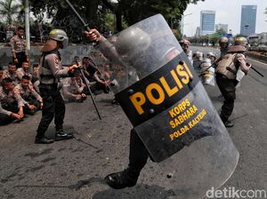 Aksi Personel Polisi Saat Jaga Gedung DPR