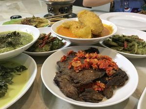 Sengatan Pedas Sambal Devil hingga Makanan Minang Mantap Bikin Laper Sengatan Pedas Sambal Devil hingga Makanan Minang Mantap Bikin Laper