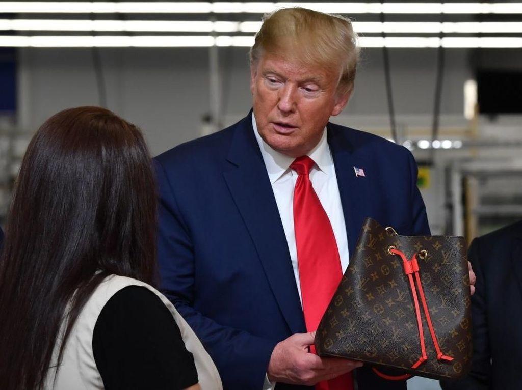 Presiden Trump Diejek karena Salah Ucap Louis Vuitton di Pabriknya