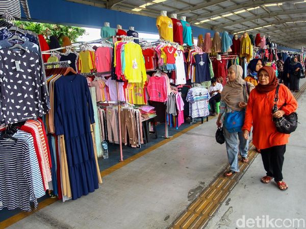Hiruk Pikuk Aktivitas Warga di Skybridge Tanah Abang