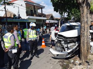 MPV yang Bawa 5 Turis Rusia Turun dari Kawah Ijen Tabrak Pohon