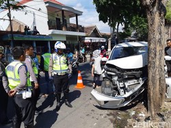 MPV yang Bawa 5 Turis Rusia Turun dari Kawah Ijen Tabrak Pohon