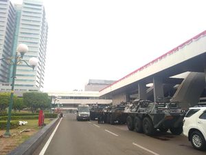 Panser Anoa Mulai Siaga di Kompleks MPR/DPR Jelang Pelantikan Jokowi Panser Anoa Mulai Siaga di Kompleks MPR/DPR Jelang Pelantikan Jokowi
