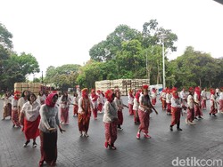 Sambut Pelantikan Presiden, Emak-emak Berdoa Bersama di GBK