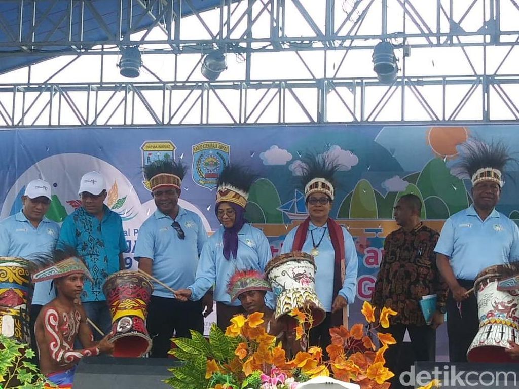 Menteri Yohana Yembise Buka Festival Pesona Bahari Raja Ampat Menteri Yohana Yembise Buka Festival Pesona Bahari Raja Ampat