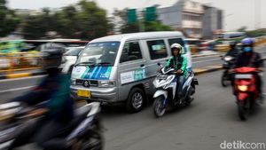 Asyik! Keliling Jakarta Naik Angkot AC