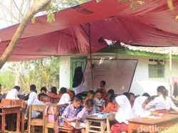 Sekolah Direnovasi, Siswa SD Karawang Belajar di Kelas Terpal